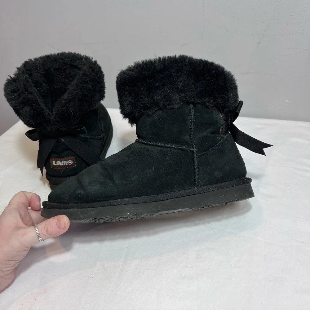 Lamo black suede and shearling wool side zip back bow winter boots size 8